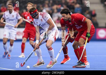 Der Engländer Sam ward und der Belgier Simon Gougnard kämpfen während eines Eishockeyspiels zwischen England und den belgischen Roten Löwen in der Gruppenphase (Spiel 15 von 16) des FIH Pro League-Wettbewerbs der Männer am Samstag, den 18. Juni 2022 in London, Großbritannien, um den Ball. BELGA FOTO LAURIE DIEFFEMBACQ Stockfoto