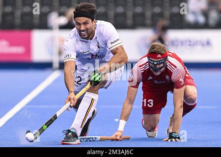 Der Belgier Simon Gougnard und der Engländer Sam ward kämpfen während eines Eishockeyspiels zwischen England und den belgischen Roten Löwen in der Gruppenphase (Spiel 16 von 16) des FIH Pro League-Wettbewerbs der Männer am Sonntag, den 19. Juni 2022 in London, Großbritannien, um den Ball. BELGA FOTO LAURIE DIEFFEMBACQ Stockfoto