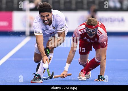 Der Belgier Simon Gougnard und der Engländer Sam ward kämpfen während eines Eishockeyspiels zwischen England und den belgischen Roten Löwen in der Gruppenphase (Spiel 16 von 16) des FIH Pro League-Wettbewerbs der Männer am Sonntag, den 19. Juni 2022 in London, Großbritannien, um den Ball. BELGA FOTO LAURIE DIEFFEMBACQ Stockfoto