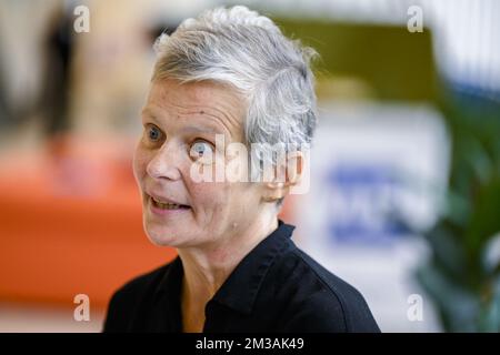 VUB ehemalige Rektorin Caroline Pauwels, die auf einer Pressekonferenz im Plein Campus der VUB Vrije Universiteit Brussel in Etterbeek, Brüssel, am Dienstag, den 21. Juni 2022, das Ergebnis der Wahl zum neuen Rektor bekannt gab. BELGA FOTO LAURIE DIEFFEMBACQ Stockfoto