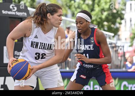 Neuseelands Kalani Purcell und die französische Myriam Djekoundade wurden während eines 3x3-Basketballspiels zwischen Frankreich und Neuseeland in der Qualifikationsrunde der Frauen bei der FIBA-Weltmeisterschaft 2022 am Mittwoch, den 22. Juni 2022 in Antwerpen aufgenommen. Die FIBA 3x3 Basket World Cup 2022 findet vom 21. Bis 26. Juni in Antwerpen statt. BELGA FOTO DIRK WAEM Stockfoto