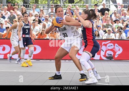 Neuseeländischer Jillian Harmon und französischer Marie-Eve Paget wurden bei einem 3x3-Basketballspiel zwischen Frankreich und Neuseeland in der Qualifikationsrunde der Frauen bei der FIBA-Weltmeisterschaft 2022 am Mittwoch, den 22. Juni 2022 in Antwerpen aufgenommen. Die FIBA 3x3 Basket World Cup 2022 findet vom 21. Bis 26. Juni in Antwerpen statt. BELGA FOTO DIRK WAEM Stockfoto