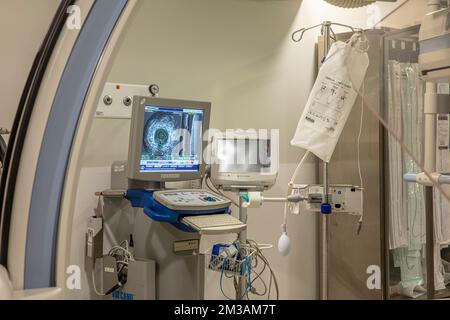 Istanbul, Türkei - 20. September 2022 ; Herzoperationssaal. Komplexe Herzchirurgie, Herz-Kreislauf-Chirurgie, moderne Medizin. Röntgenmonitore. Stockfoto