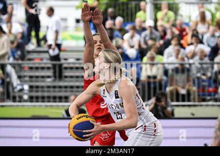 Die polnische Dominika Owczarzak und die belgische Becky Massey wurden während eines 3x3-Basketballspiels zwischen Belgien und Polen in der Qualifikationsrunde der Frauen bei der Weltmeisterschaft der FIBA 2022 am Freitag, den 24. Juni 2022, in Antwerpen in Aktion gezeigt. Die FIBA 3x3 Basket World Cup 2022 findet vom 21. Bis 26. Juni in Antwerpen statt. BELGA FOTO TOM GOYVAERTS Stockfoto