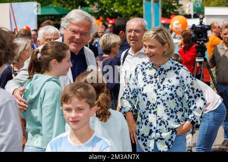 Stefaan De Clercq und die flämische Sozialministerin Hilde Crevits, die während des jährlichen Familientages der flämischen christdemokratischen Partei CD&V am Samstag, dem 25. Juni 2022, im Vergnügungspark Plopsaland in De Panne abgebildet wurde. CD&V wird heute den Gewinner der ersten Runde der Präsidentschaftswahlen bekannt geben. BELGA FOTO KURT DESPLENTER Stockfoto