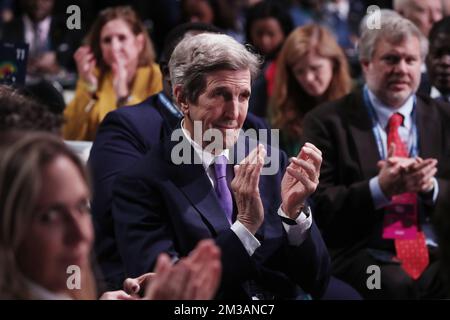 US-Sonderbeauftragter für Klimapolitik und ehemaliger US-Außenminister John Kerry (C) hört US-Präsident Joe Biden (nicht abgebildet) beim US-Africa Business Forum während des US-Africa Leaders Summit im Walter E. Washington Convention Center in Washington, DC, USA, am 14. Dezember 2022 seine Bemerkungen an.Guthaben: Michael Reynolds/Pool via CNP/MediaPunch Stockfoto