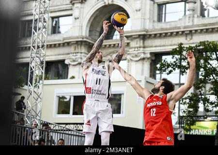 Der Franzose Antoine EITO und der Österreicher Martin Trmal wurden während eines 3x3-Basketballspiels zwischen Frankreich und Österreich im achten Finale der Männer bei der FIBA 2022-Weltmeisterschaft am Samstag, den 25. Juni 2022 in Antwerpen in Aktion gezeigt. Die FIBA 3x3 Basket World Cup 2022 findet vom 21. Bis 26. Juni in Antwerpen statt. BELGA FOTO TOM GOYVAERTS Stockfoto