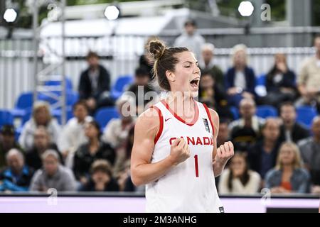 Michelle Plouffe, Kanadas, hat ein 3x3-Basketballspiel zwischen Kanada und den Vereinigten Staaten von Amerika gewonnen, das am Samstag, den 25. Juni 2022, in Antwerpen bei der FIBA 2022-Weltmeisterschaft im Viertelfinale der Frauen ausgetragen wurde. Die FIBA 3x3 Basket World Cup 2022 findet vom 21. Bis 26. Juni in Antwerpen statt. BELGA FOTO TOM GOYVAERTS Stockfoto