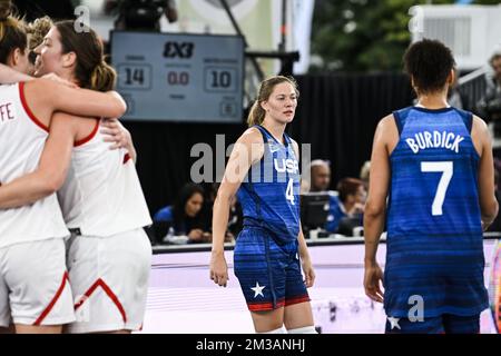 DIE US-amerikanische Ashley Joens hat sich nach einem 3x3-Basketballspiel zwischen Kanada und den Vereinigten Staaten von Amerika in der Endrunde des Frauenquartals bei der FIBA 2022-Weltmeisterschaft am Samstag, den 25. Juni 2022, in Antwerpen geschlagen. Die FIBA 3x3 Basket World Cup 2022 findet vom 21. Bis 26. Juni in Antwerpen statt. BELGA FOTO TOM GOYVAERTS Stockfoto