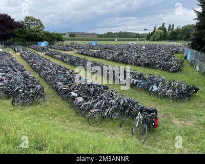 Die Abbildung zeigt den Fahrradparkplatz, bei der Ausgabe 20. des Musikfestivals "TW Classic" in Werchter, Samstag, 25. Juni 2022. BELGA FOTO VIRGINIE LEFOUR Stockfoto