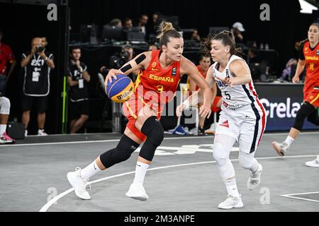 Die spanische Marta Canella und die französische Marie-Eve Paget wurden während eines 3x3-Basketballspiels zwischen Frankreich und Spanien in der Endrunde des Frauenquartals bei der FIBA 2022-Weltmeisterschaft am Samstag, den 25. Juni 2022 in Antwerpen in Aktion gezeigt. Die FIBA 3x3 Basket World Cup 2022 findet vom 21. Bis 26. Juni in Antwerpen statt. BELGA FOTO TOM GOYVAERTS Stockfoto