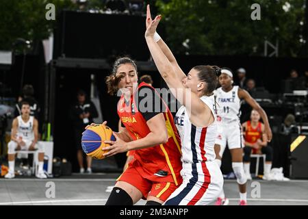 Die spanische Vega Gimeno und die französische Marie-Eve Paget wurden während eines 3x3-Basketballspiels zwischen Frankreich und Spanien in der Endrunde des Frauenquartals bei der FIBA 2022-Weltmeisterschaft am Samstag, den 25. Juni 2022 in Antwerpen in Aktion gezeigt. Die FIBA 3x3 Basket World Cup 2022 findet vom 21. Bis 26. Juni in Antwerpen statt. BELGA FOTO TOM GOYVAERTS Stockfoto