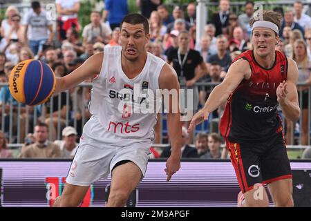 Der serbische Mihailo Vasic und der belgische Thibaut Vervoort wurden während eines 3x3-Basketballspiels zwischen Belgien und Serbien im Halbfinale der Männer bei der Weltmeisterschaft FIBA 2022 am Sonntag, den 26. Juni 2022, in Antwerpen in Aktion gezeigt. Die FIBA 3x3 Basket World Cup 2022 findet vom 21. Bis 26. Juni in Antwerpen statt. BELGA FOTO DIRK WAEM Stockfoto