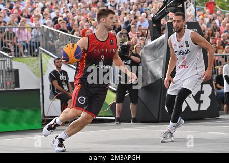 Der belgische Bryan De Valck und der serbische Marko Brankovic wurden während eines 3x3-Basketballspiels zwischen Belgien und Serbien im Halbfinale der Männer bei der WM 2022 der FIBA am Sonntag, 26. Juni 2022, in Antwerpen in Aktion gezeigt. Die FIBA 3x3 Basket World Cup 2022 findet vom 21. Bis 26. Juni in Antwerpen statt. BELGA FOTO DIRK WAEM Stockfoto