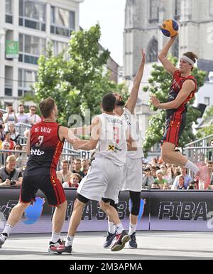 Der belgische Bryan De Valck, der serbische Strahinja Stojacic und der belgische Thibaut Vervoort, aufgenommen während eines 3x3-Basketballspiels zwischen Serbien und Belgien, im Halbfinale der Männer, bei der Weltmeisterschaft der FIBA 2022, Sonntag, 26. Juni 2022, in Antwerpen. Die FIBA 3x3 Basket World Cup 2022 findet vom 21. Bis 26. Juni in Antwerpen statt. BELGA FOTO DIRK WAEM Stockfoto