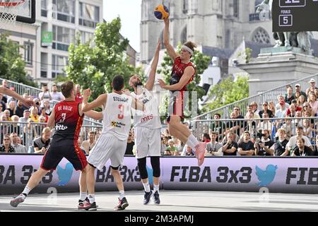 Der belgische Bryan De Valck, der serbische Strahinja Stojacic und der belgische Thibaut Vervoort, aufgenommen während eines 3x3-Basketballspiels zwischen Serbien und Belgien, im Halbfinale der Männer, bei der Weltmeisterschaft der FIBA 2022, Sonntag, 26. Juni 2022, in Antwerpen. Die FIBA 3x3 Basket World Cup 2022 findet vom 21. Bis 26. Juni in Antwerpen statt. BELGA FOTO DIRK WAEM Stockfoto