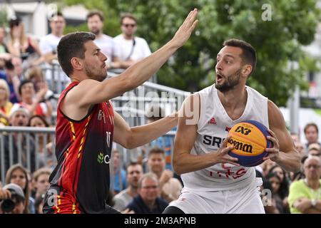 Der belgische Maxime Depuydt und der serbische Dejan Majstorovic, aufgenommen während eines 3x3-Basketballspiels zwischen Serbien und Belgien, im Halbfinale der Männer, bei der Weltmeisterschaft FIBA 2022, Sonntag, 26. Juni 2022, in Antwerpen. Die FIBA 3x3 Basket World Cup 2022 findet vom 21. Bis 26. Juni in Antwerpen statt. BELGA FOTO DIRK WAEM Stockfoto