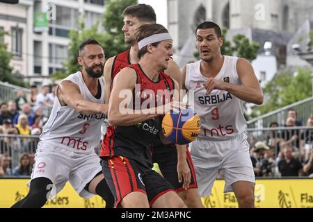 Der serbische Dejan Majstorovic, der belgische Bryan De Valck, der belgische Thibaut Vervoort und der serbische Mihailo Vasic, aufgenommen während eines 3x3-Basketballspiels zwischen Serbien und Belgien, im Halbfinale der Herren, bei der Weltmeisterschaft FIBA 2022, Sonntag, 26. Juni 2022, in Antwerpen. Die FIBA 3x3 Basket World Cup 2022 findet vom 21. Bis 26. Juni in Antwerpen statt. BELGA FOTO DIRK WAEM Stockfoto