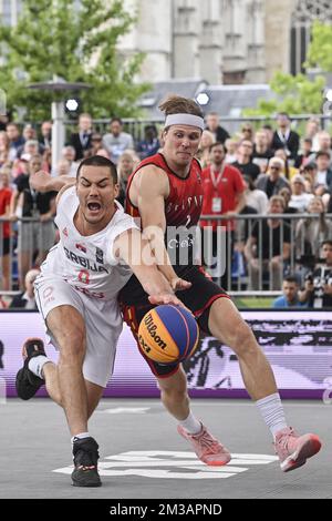 Der serbische Mihailo Vasic und der belgische Thibaut Vervoort, aufgenommen während eines 3x3-Basketballspiels zwischen Serbien und Belgien, im Halbfinale der Männer, bei der Weltmeisterschaft FIBA 2022, Sonntag, 26. Juni 2022, in Antwerpen. Die FIBA 3x3 Basket World Cup 2022 findet vom 21. Bis 26. Juni in Antwerpen statt. BELGA FOTO DIRK WAEM Stockfoto