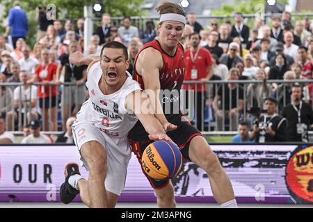 Der serbische Mihailo Vasic und der belgische Thibaut Vervoort, aufgenommen während eines 3x3-Basketballspiels zwischen Serbien und Belgien, im Halbfinale der Männer, bei der Weltmeisterschaft FIBA 2022, Sonntag, 26. Juni 2022, in Antwerpen. Die FIBA 3x3 Basket World Cup 2022 findet vom 21. Bis 26. Juni in Antwerpen statt. BELGA FOTO DIRK WAEM Stockfoto