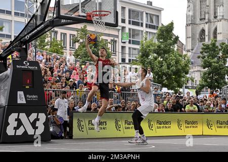 Der belgische Maxime Depuydt und der serbische Dejan Majstorovic, aufgenommen während eines 3x3-Basketballspiels zwischen Serbien und Belgien, im Halbfinale der Männer, bei der Weltmeisterschaft FIBA 2022, Sonntag, 26. Juni 2022, in Antwerpen. Die FIBA 3x3 Basket World Cup 2022 findet vom 21. Bis 26. Juni in Antwerpen statt. BELGA FOTO DIRK WAEM Stockfoto