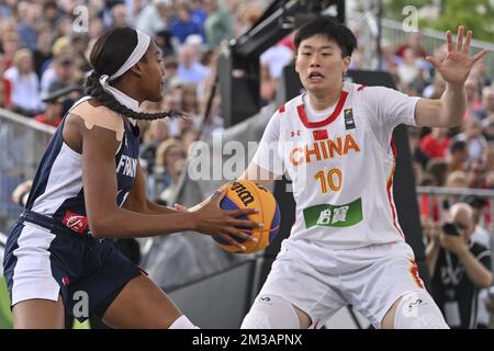 Die Französin Myriam Djekoundade und die Chinesin Zhiting Zhang wurden während eines 3x3-Basketballspiels zwischen Frankreich und China im Halbfinale der Frauen bei der FIBA 2022-Weltmeisterschaft am Sonntag, 26. Juni 2022, in Antwerpen aufgenommen. Die FIBA 3x3 Basket World Cup 2022 findet vom 21. Bis 26. Juni in Antwerpen statt. BELGA FOTO DIRK WAEM Stockfoto