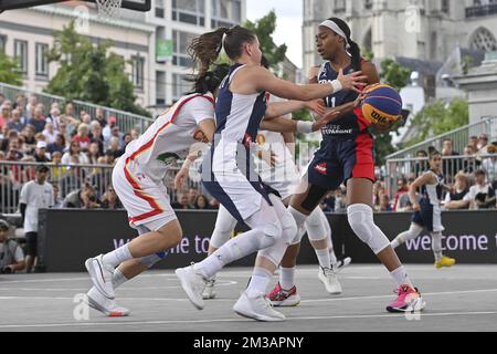 Die Französin Myriam Djekoundade wurde während eines 3x3-Basketballspiels zwischen Frankreich und China im Halbfinale der Frauen bei der FIBA 2022-Weltmeisterschaft am Sonntag, den 26. Juni 2022 in Antwerpen, fotografiert. Die FIBA 3x3 Basket World Cup 2022 findet vom 21. Bis 26. Juni in Antwerpen statt. BELGA FOTO DIRK WAEM Stockfoto