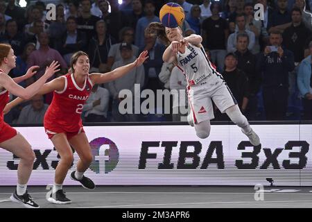 Kanadas Katherine Plouffe und die Französin Marie-Eve Paget, aufgenommen während eines 3x3-Basketballspiels zwischen Frankreich und Kanada, im Damenfinale bei der FIBA 2022-Weltmeisterschaft, Sonntag, 26. Juni 2022, in Antwerpen. Die FIBA 3x3 Basket World Cup 2022 findet vom 21. Bis 26. Juni in Antwerpen statt. BELGA FOTO DIRK WAEM Stockfoto