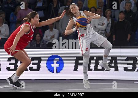 Kanadas Katherine Plouffe und die Französin Marie-Eve Paget, aufgenommen während eines 3x3-Basketballspiels zwischen Frankreich und Kanada, im Damenfinale bei der FIBA 2022-Weltmeisterschaft, Sonntag, 26. Juni 2022, in Antwerpen. Die FIBA 3x3 Basket World Cup 2022 findet vom 21. Bis 26. Juni in Antwerpen statt. BELGA FOTO DIRK WAEM Stockfoto