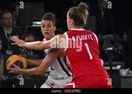 Die französische Laetitia Guapo und die kanadische Michelle Plouffe, aufgenommen während eines 3x3-Basketballspiels zwischen Frankreich und Kanada, im Finale der Frauen bei der FIBA 2022 Weltmeisterschaft, Sonntag, 26. Juni 2022, in Antwerpen. Die FIBA 3x3 Basket World Cup 2022 findet vom 21. Bis 26. Juni in Antwerpen statt. BELGA FOTO DIRK WAEM Stockfoto