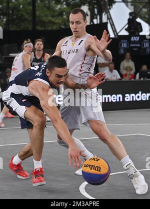 Der Franzose Leopold Cavaliere und der Belgier Nick Celis wurden während eines 3x3-Basketballspiels zwischen Belgien und Frankreich beim Bronzemedaillenspiel der Männer bei der FIBA 2022-Weltmeisterschaft am Sonntag, den 26. Juni 2022 in Antwerpen aufgenommen. Die FIBA 3x3 Basket World Cup 2022 findet vom 21. Bis 26. Juni in Antwerpen statt. BELGA FOTO DIRK WAEM Stockfoto