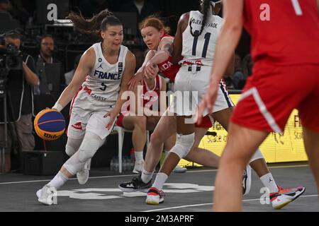 Die französische Marie-Eve Paget wurde während eines 3x3-Basketballspiels zwischen Frankreich und Kanada im Finale der Frauen bei der FIBA 2022-Weltmeisterschaft am Sonntag, 26. Juni 2022 in Antwerpen aufgenommen. Die FIBA 3x3 Basket World Cup 2022 findet vom 21. Bis 26. Juni in Antwerpen statt. BELGA FOTO DIRK WAEM Stockfoto