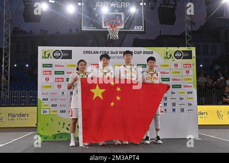 Chinas Spieler feiern, nachdem sie die Bronzemedaille danach bei der FIBA 2022-Weltmeisterschaft am Sonntag, 26. Juni 2022, in Antwerpen gewonnen haben. Die FIBA 3x3 Basket World Cup 2022 findet vom 21. Bis 26. Juni in Antwerpen statt. BELGA FOTO DIRK WAEM Stockfoto