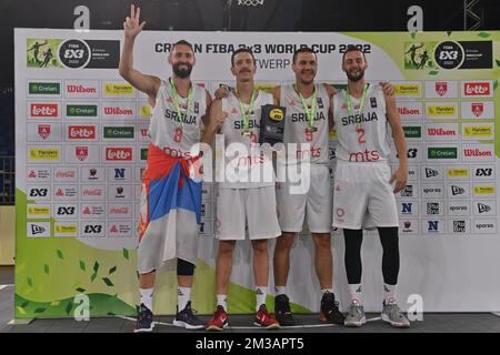 Die Gewinner Dejan Majstorovic, Strahinja Stojacic, Mihailo Vasic und Marko Brankovic aus Serbien feiern am Sonntag, den 26. Juni 2022, auf dem Podium der FIBA 2022-Weltmeisterschaft in Antwerpen. Die FIBA 3x3 Basket World Cup 2022 findet vom 21. Bis 26. Juni in Antwerpen statt. BELGA FOTO DIRK WAEM Stockfoto