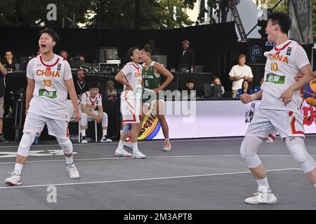 Die chinesische Ji Yuan Wan und die chinesische Zhiting Zhang feiern während eines 3x3-Basketballspiels zwischen China und Litauen bei der Bronzemedaille der Frauen bei der FIBA 2022-Weltmeisterschaft am Sonntag, 26. Juni 2022, in Antwerpen. Die FIBA 3x3 Basket World Cup 2022 findet vom 21. Bis 26. Juni in Antwerpen statt. BELGA FOTO DIRK WAEM Stockfoto