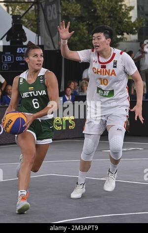 Die litauische Kamile Nacickaite und die chinesische Zhiting Zhang wurden während eines 3x3-Basketballspiels zwischen China und Litauen bei der Bronzemedaille der Frauen bei der FIBA 2022-Weltmeisterschaft am Sonntag, 26. Juni 2022, in Antwerpen abgebildet. Die FIBA 3x3 Basket World Cup 2022 findet vom 21. Bis 26. Juni in Antwerpen statt. BELGA FOTO DIRK WAEM Stockfoto