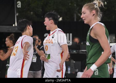 Die Chinesin Ji Yuan Wan und die Chinesin Zhiting Zhang wurden während eines 3x3-Basketballspiels zwischen China und Litauen bei der Bronzemedaille der Frauen bei der FIBA 2022-Weltmeisterschaft am Sonntag, 26. Juni 2022, in Antwerpen abgebildet. Die FIBA 3x3 Basket World Cup 2022 findet vom 21. Bis 26. Juni in Antwerpen statt. BELGA FOTO DIRK WAEM Stockfoto