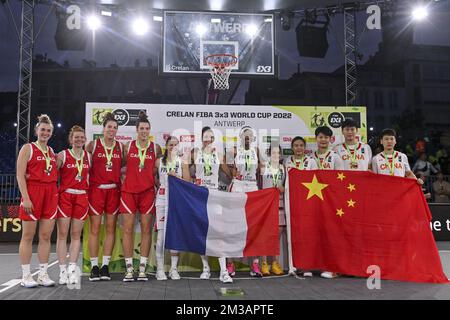 Die Silbermedaillengewinnerin des kanadischen Teams, die französische Weltmeisterin und die chinesische Bronzemedaillengewinnerin feiern am Sonntag, den 26. Juni 2022, auf dem Podium der FIBA 2022-Weltmeisterschaft in Antwerpen. Die FIBA 3x3 Basket World Cup 2022 findet vom 21. Bis 26. Juni in Antwerpen statt. BELGA FOTO DIRK WAEM Stockfoto