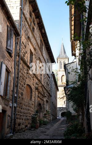 Architektur eines alten Steinhauses mit Kirchturm im Dorf Florac in den Cevennes in Frankreich Stockfoto