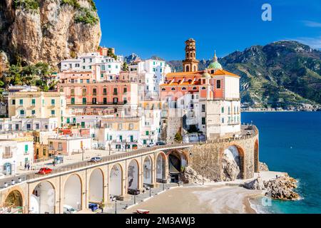 Atrani, Italien entlang der schönen Amalfiküste am Nachmittag. Stockfoto