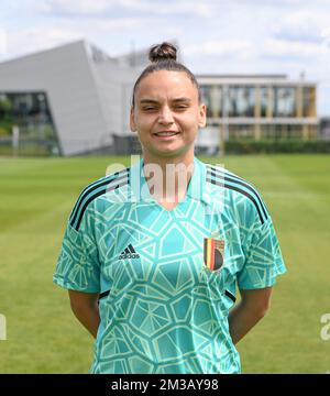 Die belgische Torhüterin Nicky Evrard posiert für den Fotografen nach einer Pressekonferenz der belgischen Fußballnationalmannschaft der Roten Flammen am Samstag, dem 02. Juli 2022 in Tubize. Die Red Flames bereiten sich auf die bevorstehende Europameisterschaft der Frauen 2022 in England vor. BELGA FOTO DAVID CATRY Stockfoto