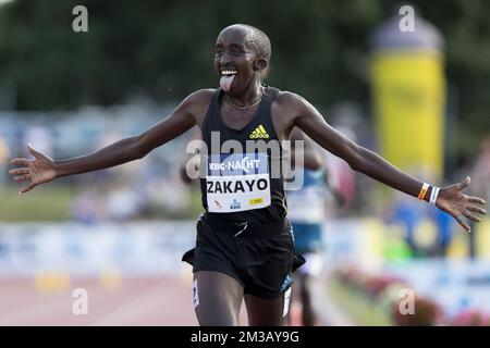 Der Kenianer Edward Zakayo feiert am Samstag, den 02. Juli 2022, nach dem Sieg beim Rennen der Männer von 5000m beim Leichtathletik-Treffen der KBC Nacht van de Atletiek in Heusden-Zolder. BELGA FOTO KRISTOF VAN ACCOM Stockfoto