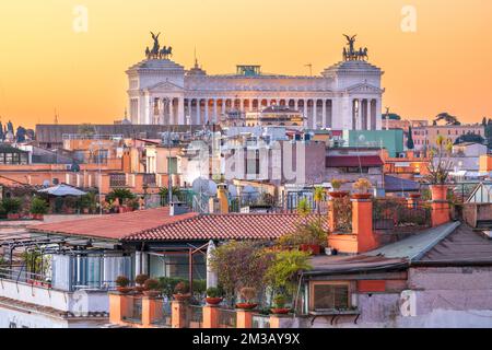 Rome, Italy rooftop cityscape at dusk with Victor Emmanuel II Monument. Stockfoto
