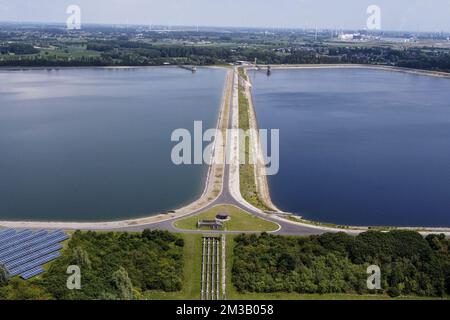 Dieses Luftbild zeigt ein Wasserreservoir von De Watergroep in Kluizen, Evergem, Montag, den 04. Juli 2022. BELGA FOTO DIRK WAEM Stockfoto