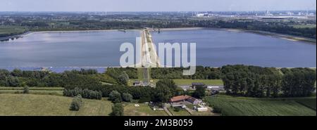 Dieses Luftbild zeigt ein Wasserreservoir von De Watergroep in Kluizen, Evergem, Montag, den 04. Juli 2022. BELGA FOTO DIRK WAEM Stockfoto