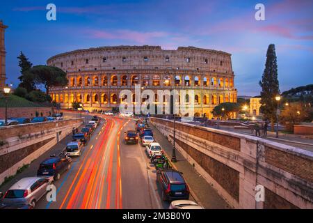 Rom, Italien im Kolosseum gegenüber der Straße bei Nacht. Stockfoto