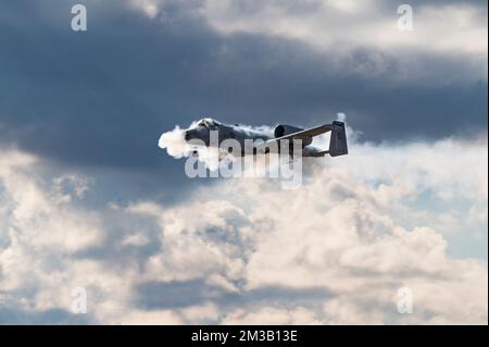 An A-10 Thunderbolt II assigned to the 422nd Test and Evaluation Squadron conducts a strafing run over the Nevada Test and Training Range, Nevada, Dec. 7, 2022. The Thunderbolt II can be serviced and operated from bases with limited facilities near battle areas. (U.S. Air Force photo by William R. Lewis) Stock Photo