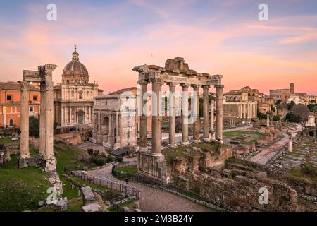 Rom, Italien in der Abenddämmerung auf den Ruinen des historischen Forum Romanum. Stockfoto