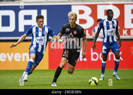 Gent's Alessio Castro Montes und Midtjyllands Gustav Isaksen im Einsatz während eines Freundschaftsspiels zwischen dem belgischen Jupiler Pro League Team KAA Gent und Midtylland (Dänemark), in Gent, Samstag, 09. Juli 2022. BELGA FOTO TOM GOYVAERTS Stockfoto
