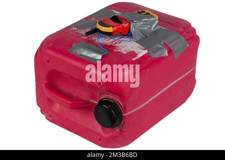 Rote Chemikalienbombe mit isolierter Handysicherung auf weißem Hintergrund. Stockfoto